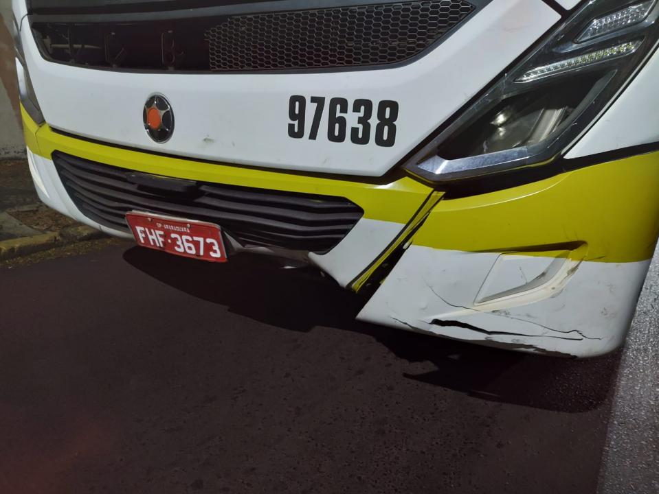 Foto 5 de 8 — Morre jovem em acidente entre ônibus e moto no centro de Araraquara
